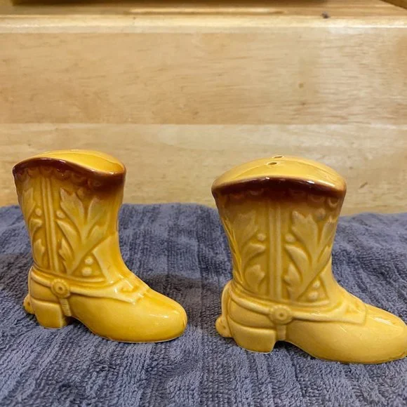 Grand Ole Opry Souvenir Salt and Pepper Shakers. - Picture 3 of 5